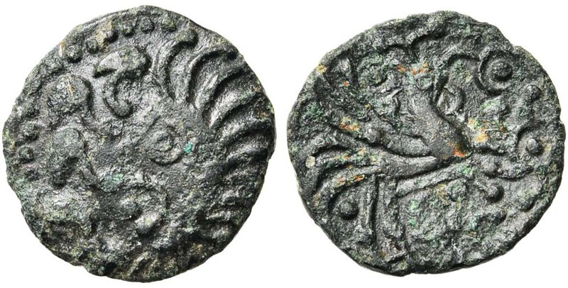 GAULE BELGIQUE, Bellovaci, AE bronze. Type au coq. D/ T. barbue à g., les cheveu...