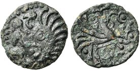GAULE BELGIQUE, Bellovaci, AE bronze. Type au coq. D/ T. barbue à g., les cheveux indiqués par des traits courbes bouletés. Devant, quatre mèches. R/ ...