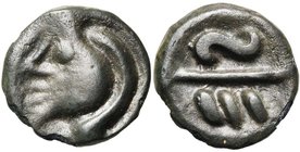 GAULE BELGIQUE, Bellovaci, AE potin. Dérivé du type aux chevrons. D/ T. stylisée à g. R/ Au milieu, une ligne coupant le champ en deux. Au-dessus, S c...