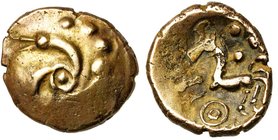 GAULE BELGIQUE, Eburones, AV statère, après 54 av. J.-C. Classe I. D/ Triskèle dont le centre est formé d''un globule et dont les bras se terminent pa...