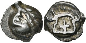 GAULE BELGIQUE, Leuci, AE potin, 1er s. av. J.-C. Classe 1j. Type au sanglier. D/ T. à g., la chevelure disposée en trois grosses mèches. R/ Sanglier-...
