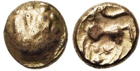 GAULE BELGIQUE, Remi (?), 1/4 statère. Type à la mèche. Or pâle. D/ Quatre segments de cercle bouletés parallèles et un globule. R/ Cheval à g. Au-des...