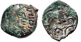 GAULE BELGIQUE, Veliocasses, AE bronze, vers 40 av. J.-C. Classe I. D/ T. aux cheveux calamistrés à d. Devant, SVTICOS et fleur. R/ Taureau à d., t. d...