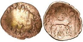 GAULE BELGIQUE, Haute vallée de la Meuse, AV quart de statère. D/ T. stylisée à d., à la chevelure très importante, un cercle centré d''un globule pou...