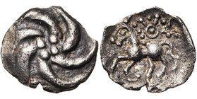 ALLEMAGNE DU SUD, AR quinaire, 1er s. av. J.-C. Type Büschel. D/ Six lignes courbes disposées autour de quatre points. R/ Cheval à g. Au-dessus, cercl...
