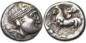 HONGRIE, AR tétradrachme, 1er s. av. J.-C. D/ T. l. à d., la couronne représentée par trois rangées de points, l''oreille en forme de croissant R/ B. ...