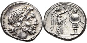 Emission anonyme, AR victoriat, à partir de 211 av. J.-C., Rome. D/ T. l. de Jupiter à d. R/ La Victoire deb. à d., cour. un trophée. A l''ex., ROMA. ...