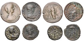 JULIA DOMNA (†217), lot de 4 bronzes frappés à Rome: sesterces, R/ Hilaritas deb. à g., Julia assise à g. (rare); as, R/ Pietas, Quatre Vestales sacri...