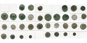 lot de 17 p., dont: Antonin le Pieux, as, R/ Caducée entre deux cornes d''abondance; Vespasien, as, R/ Pax; antoniniens (6) de Philippe II César, Auré...