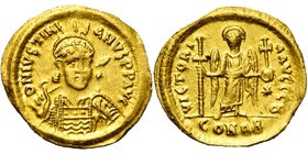 Justinien Ier (527-565), AV solidus, 527-538, Constantinople. Off. B. D/ B. casqué et cuir. de trois quarts de f., ten. une lance et un bouclier. R/ V...