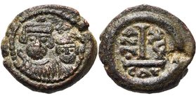 Héraclius (610-641), AE decanummi, an 16, 625-626, Catane. D/ B. cour., dr. et cuir. d''Héraclius et d''Héraclius Constantin de f. Entre leurs t., une...