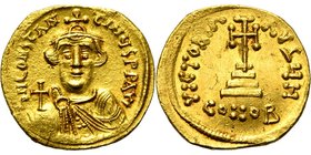 Constant II (641-668), AV solidus, 641-646, Constantinople. Off. H. D/ B. cour. de f., vêtu de la chlamyde, ten. un gl. cr. R/ VICTORIA- AVGH/ CONOB ...
