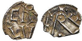 CAROLINGIENS, Charlemagne (768-814), AR denier, 781-793/794, atelier italien (Milan ?). D/ CARO/LVS en deux lignes (AR liés). R/ Monogramme Rx F, sous...