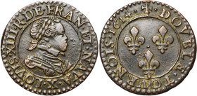 FRANCE, Royaume, Louis XIII (1610-1643), Cu double tournois, 1614X, Amiens. 1er type. D/ B. enfantin à d., l. et cuir., au col plat. R/ Trois lis dans...