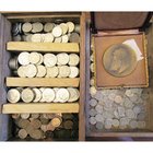 lot de 5 kg de petite monnaie, principalement de Belgique, vendu avec: Baudouin, 100 frank, 1951NL; médaille, 1905, Ch. Samuel, 75e anniversaire de l'...