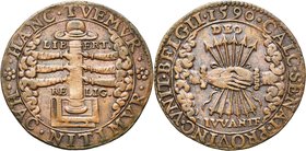 PAYS-BAS SEPTENTRIONAUX, Cu jeton, 1590, Dordrecht. Election de Maurice de Nassau comme stadhouder. D/ Six bras soutenant la colonne de la liberté pos...