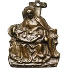 ITALIE, AE plaquette, fin du 15e siècle, Maître de la région des Marches. Pietà. D/ La Vierge, assise devant la croix, le corps du Christ posé sur ses...