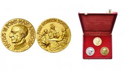 ITALIE, VATICAN, Paul VI (1963-1978), écrin de 3 médailles annuelles, an XVI (1978), O. Gallo. R/ Le Christ et les pèlerins d''Emmaüs. AV (52g), AR et...