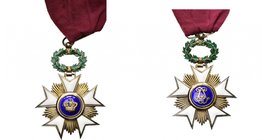 BELGIQUE, Ordre de la Couronne, croix de commandeur en vermeil (55 mm) et cravate. Centres de grande qualité et couronne de laurier en haut relief. Fa...