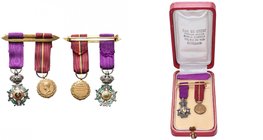 BELGIQUE, groupe de deux décorations miniatures avec leur ruban, montées sur une épingle: chevalier de l’Ordre de Léopold à titre civil (croix rehauss...