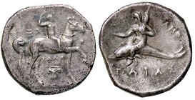 GRECHE - CALABRIA - Taranto - Didracma - Cavaliere nudo a d. con la mano d. alzata; il cavallo ha la gamba d. alzata e sotto un capitello ionico /R Ta...
