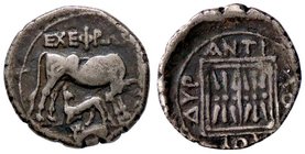 GRECHE - ILLYRIA - Apollonia - Vittoriato - Mucca a d. che allatta un vitello /R Doppi temi floreali entro quadrato S. Cop. 443 (AG g. 3,28)
BB/qBB