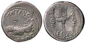 ROMANE IMPERIALI - Marc'Antonio († 30 a.C.) - Denario - Galera pretoriana /R LEG XV - Aquila legionaria tra due insegne militari B. 126; Cr. 544/30 (A...