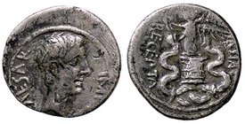 ROMANE IMPERIALI - Augusto (27 a.C.-14 d.C.) - Quinario - Testa a d. /R La Vittoria stante a s. su cista mistica; ai lati, due serpenti C. 14; RIC 18 ...