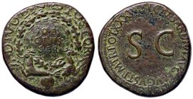ROMANE IMPERIALI - Augusto (27 a.C.-14 d.C.) - Sesterzio - Scudo attorniato da corona di quercia sostenuta da due capricorni appoggiati su globo /R S ...