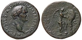 ROMANE IMPERIALI - Vespasiano (69-79) - Sesterzio - Testa laureata a s. /R La Vittoria stante a d. con un piede su un elmo, scrive su uno scudo appeso...
