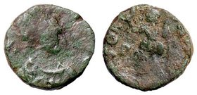 ROMANE IMPERIALI - Giovanni (423-425) - AE 4 - Busto diademato e drappeggiato a d. /R La Vittoria stante a d. con un trofeo e trattiene un prigioniero...