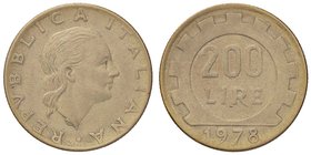 REPUBBLICA ITALIANA - Repubblica Italiana (monetazione in lire) (1946-2001) - 200 Lire 1978 Att. P33b NC BT Mezza luna in rilievo sotto il collo
qSPL