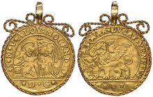 VENEZIA Alvise IV Mocenigo (1763-1778) Quarto di ducato in oro da 2 zecchini sigla D G – Mont. 2889 AU (g 8,60) RRR Con elegante montatura d’epoca 
...