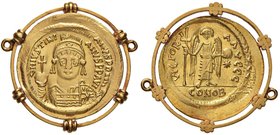 Giustiniano I (527-565) Solido – Busto elmato di fronte - R/ La Vittoria stante di fronte – Sear 140 AU (g 6,65) In montatura moderna, lucidata

BB+...