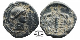 LYDIA. Sardes. 2nd-1st c. B.C. AE.
Laureate head of Apollo.
Rev. ΣΑΡΔΙ-ΑΝΩΝ Club, below, monogram; whole in oak wreath.
BMC 238. Fine patina.
Rare...