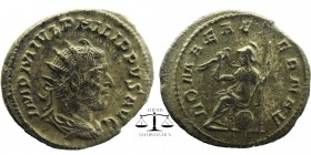 PHILIP I, 244-249 AD. AR Antoninianus 244-47 AD.
Radiate bust / Roma seated with Victory and spear, shield at side.
RIC.44b. aXF.
3,22 gr. 23mm.