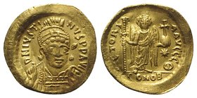 Justin I (518-527). AV Solidus (21mm, 4.12g, 6h). Constantinople, 519-527. Helmeted and cuirassed bust facing slightly r., holding spear and shield. R...