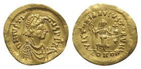 Justin I (518-527). AV Tremissis (14mm, 1.42g, 6h). Constantinople. Diademed, draped and cuirassed bust r. R/ Victory advancing r., head l., holding w...