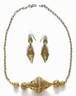 AFRIKA. 
SENEGAL. 
Vergoldete Silberkette und Ohrringe der Tukulor aus Nord Senegal, 4 kugelförmige hohle Perlen F 8 - 15mm, und große doppelkeglige...