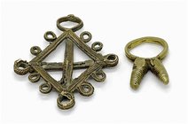 Afrika. 
DOGON. 
Amulette. Dogon Amulett in rautenform mit feiner Gußfadentechnuk 19./20. Jh. Bronze / Messinglegierung 7,8 x 6,6cm 36,9g und Ring-A...