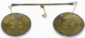 Afrika. 
GHANA. 
AKAN. Goldstaubwaage der Akan 19. Jh. Waagebalken 10,7cm, Durchmesser der Waagschalen 5cm, feine Waagschalenzeichnung, Haltefäden g...