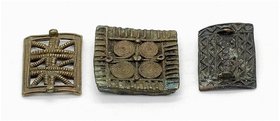 Afrika. 
GHANA. 
AKAN. Akan Goldgewichte: Schild 34 x 25mm 12,6, 32 x 25mm 13,2g braune Patina, Deckel 36 x 36mm 21,5g. .