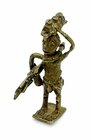Afrika. 
GHANA. 
ASHANTI - Goldgewichte. Mann mit Traglast und Werkzeugen, Gewicht 19. / 20. Jh. Messing- / Bronzelegierung H.62mm 30,7g. .