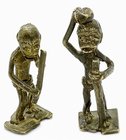 Afrika. 
GHANA. 
ASHANTI - Goldgewichte. 2 Akan-Figuren: Messing- / Bronzelegierung 19. / 20. Jh. Mann trägt Kopflast und stützt sich auf Stock H.68...