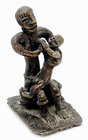 Afrika. 
GHANA. 
ASHANTI - Goldgewichte. Akan Goldgewicht: Säugende Mutter mit Kind auf einem Hocker sitzend, Bronze- / Messinglegierung 19. / 20. J...