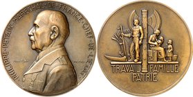 EUROPA. 
FRANKREICH. 
Vichy-Regime 1940-1944. Medaille 1941 (v. P. Turin) Brb. in Uniform n.l. / Doppelaxt zwischen Landwirt mit Sense l. und Mutter...