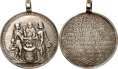 FREUNDSCHAFT, LIEBE, EHE. 
EHE. 
HOCHZEIT. Medaille o.J. (um 1700) (v. Chr. Wermuth). Christus segnet Paar an Altar / 9 Z. Schrift zw. Zierornamente...