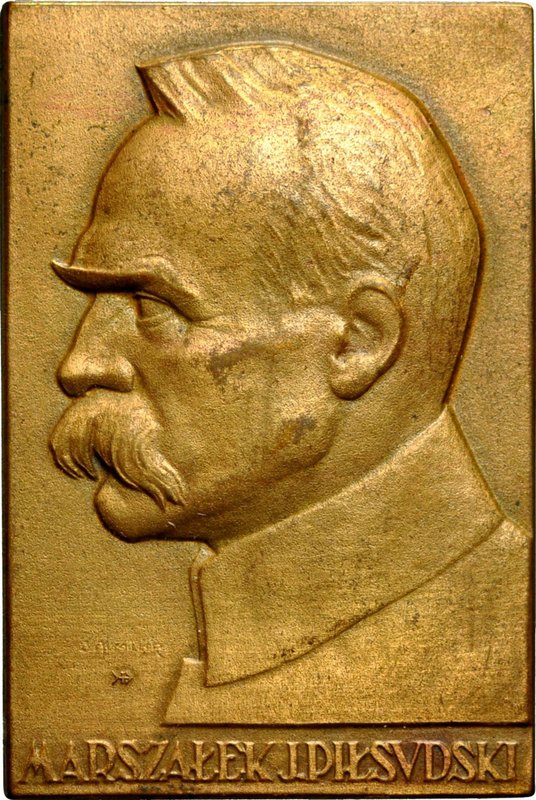 Plakieta autorstwa Aumillera z 1926 roku, poświęcona Józefowi Piłsudskiemu.
 Sy...