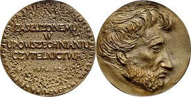 Medal odlewany z 1975 roku, ofiarowany zasłużonemu w upowszechnianiu czytelnictwa.