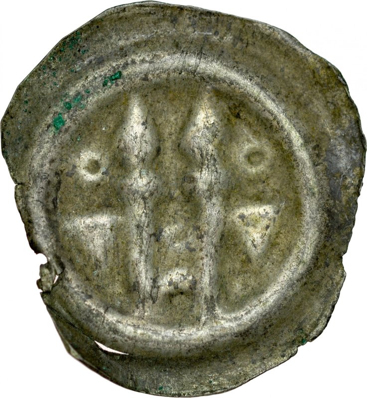 Łużyce, Brakteat XIII w., Av.: Dwie włócznie, po bokach tarcze.
 Bahrf. 369, wa...